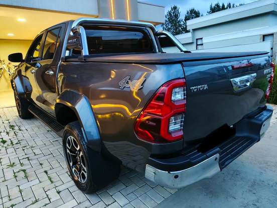 TOYOTA-HILUX-2.8 D-4D TURBO DIESEL CD SRX PLUS 4X4 AUTOMÁTICO TOYOTA-HILUX-2023