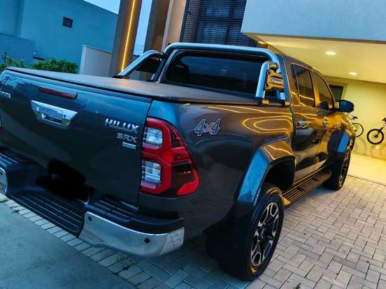 TOYOTA-HILUX-2.8 D-4D TURBO DIESEL CD SRX PLUS 4X4 AUTOMÁTICO TOYOTA-HILUX-2023