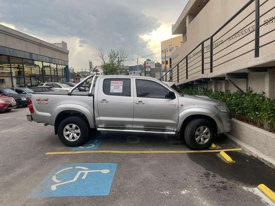 TOYOTA-HILUX-2014