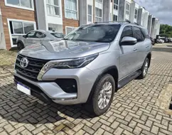 TOYOTA HILUX SW4 2.7 VVT-i FLEX SRV 7L 4X2 AUTOMÁTICO TOYOTA HILUX SW4 2.7 VVT-i FLEX SRV 7L 4X2 AUTOMÁTICO