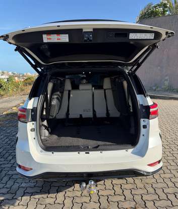 TOYOTA-HILUX SW4-2023