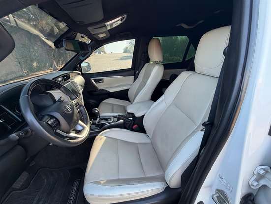 TOYOTA-HILUX SW4-2023