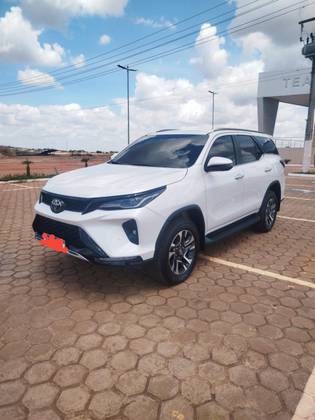 TOYOTA HILUX SW4 2.8 D-4D TURBO DIESEL SRX PLATINUM 7L 4X4 AUTOMÁTICO