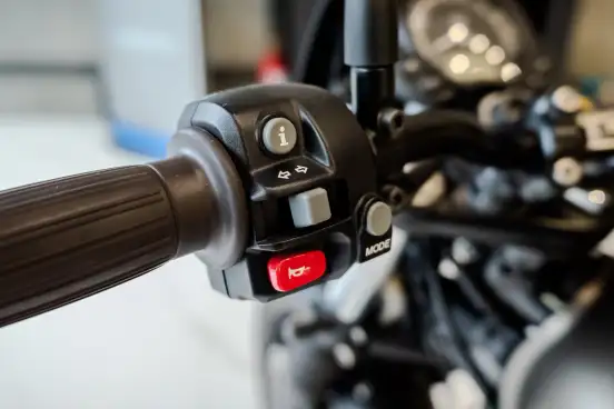 TRIUMPH-STREET TWIN-2020