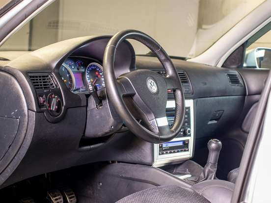 VOLKSWAGEN-GOLF-2010