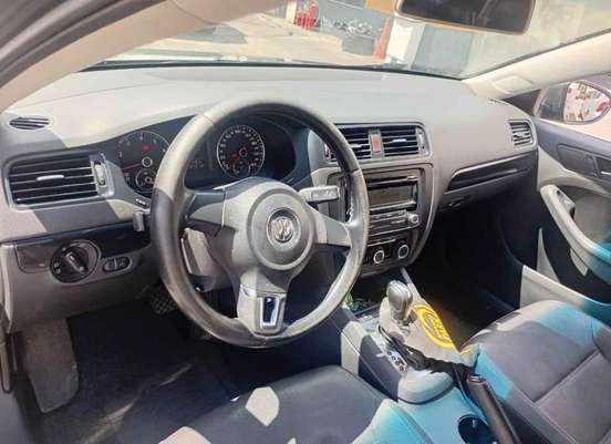 VOLKSWAGEN-JETTA-2012
