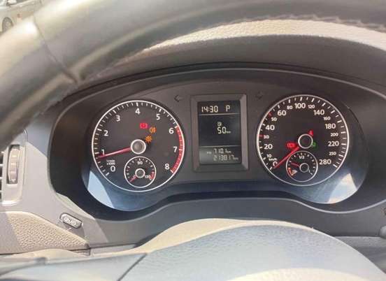 VOLKSWAGEN-JETTA-2012