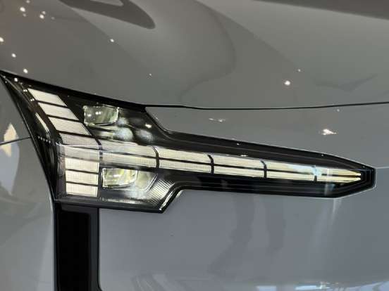 VOLVO-EX30-2024