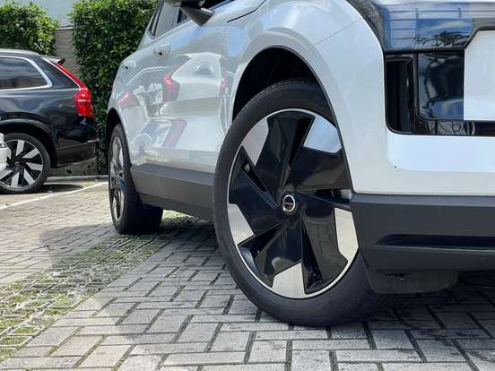 VOLVO-EX30-2024