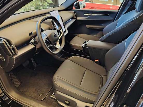 VOLVO-EX30-2024