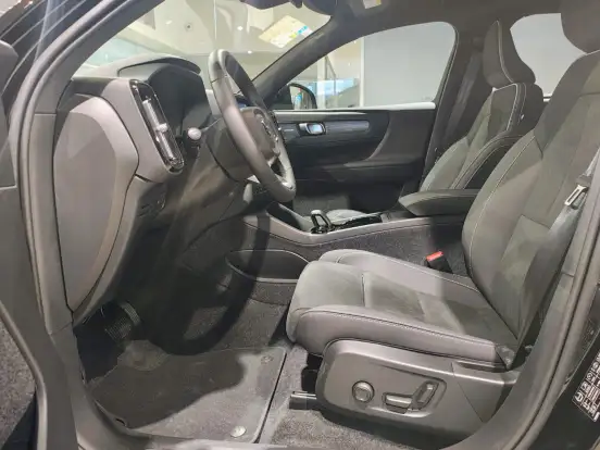 VOLVO-EX40-2026