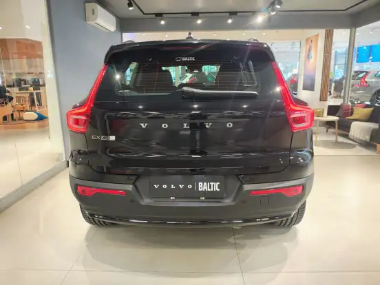 VOLVO-EX40-2026
