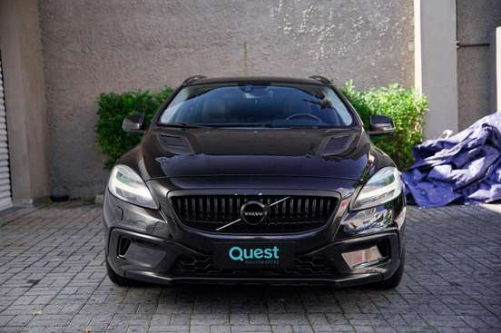 VOLVO-V40-2017