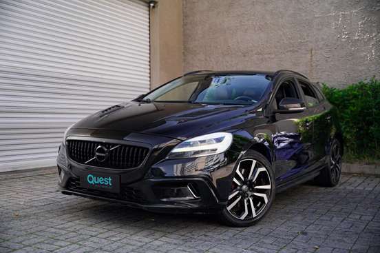VOLVO-V40-2017