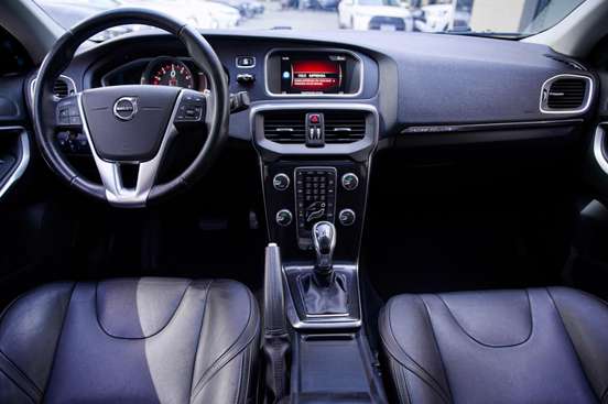 VOLVO-V40-2017