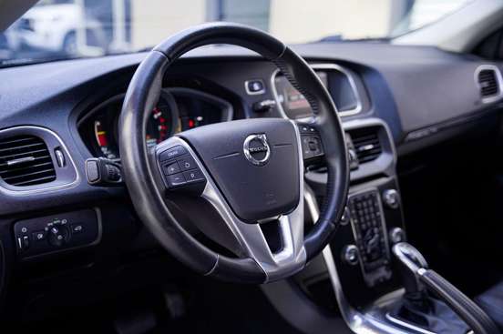 VOLVO-V40-2017