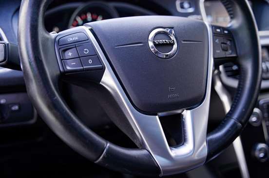 VOLVO-V40-2017