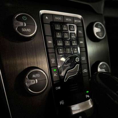 VOLVO-V40-2013