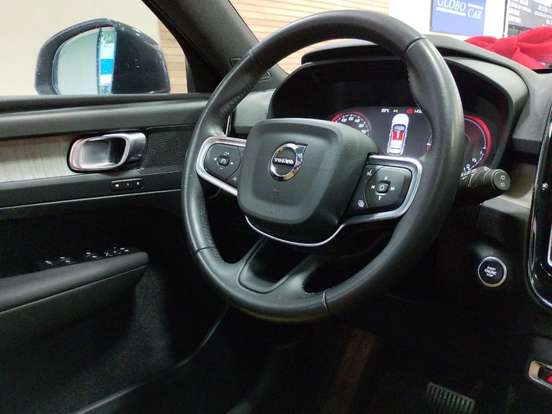 VOLVO-XC40-2021