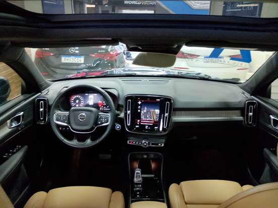 VOLVO-XC40-2021