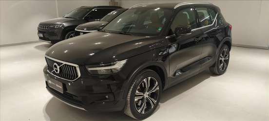 VOLVO-XC40-2021