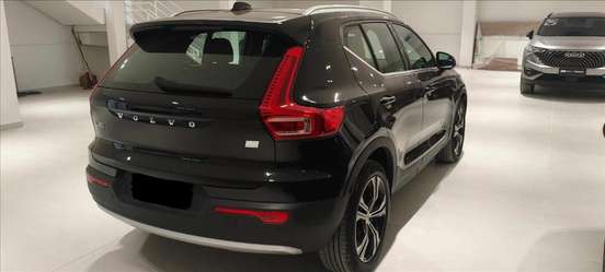 VOLVO-XC40-2021