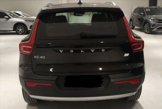 VOLVO-XC40-2021