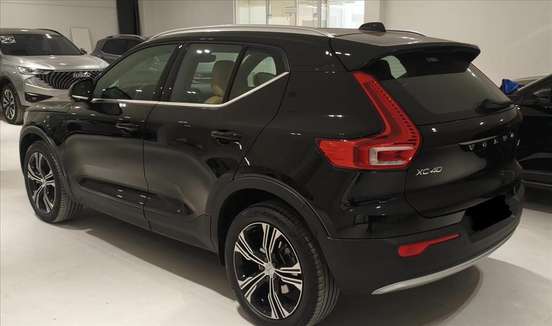 VOLVO-XC40-2021