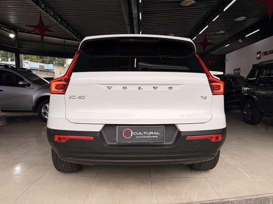 VOLVO-XC40-2018