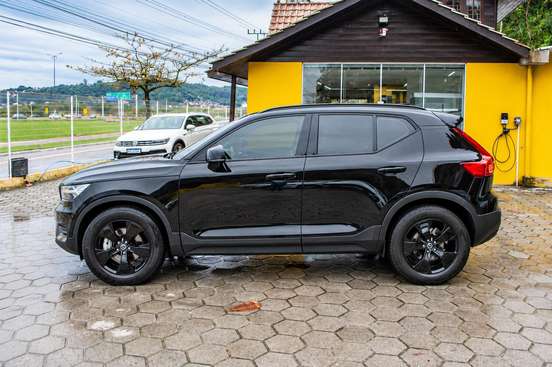 VOLVO-XC40-2019