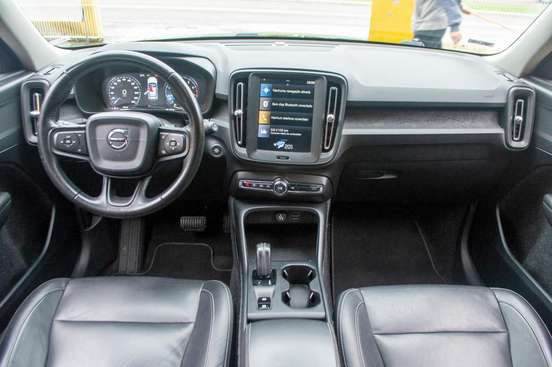 VOLVO-XC40-2019