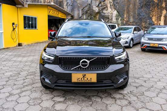 VOLVO-XC40-2019