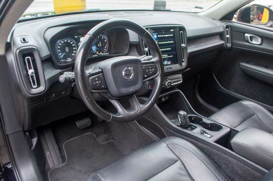 VOLVO-XC40-2019
