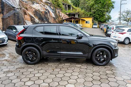 VOLVO-XC40-2019