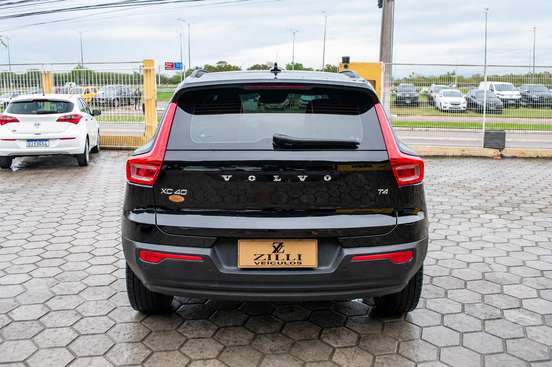 VOLVO-XC40-2019