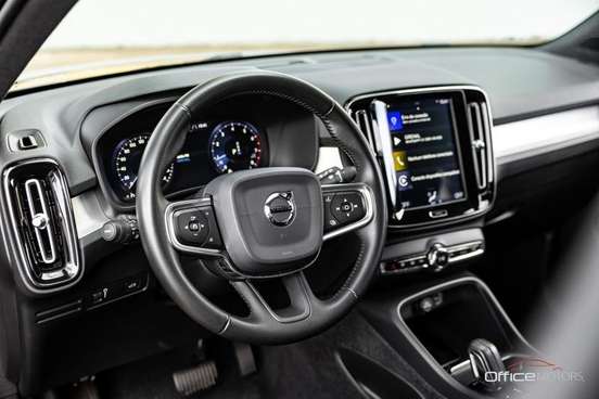 VOLVO-XC40-2019