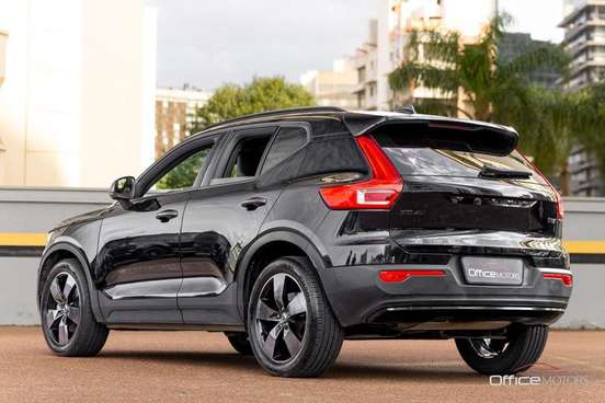 VOLVO-XC40-2019