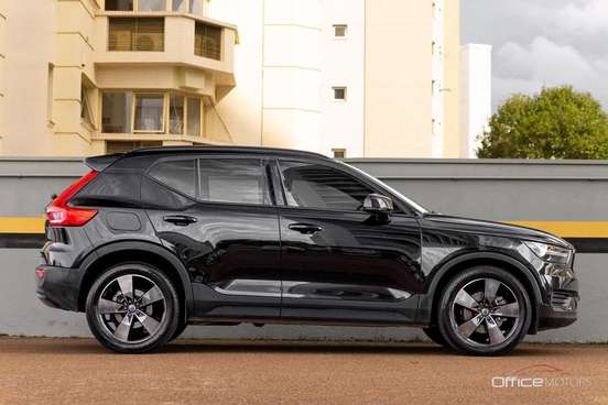 VOLVO-XC40-2019