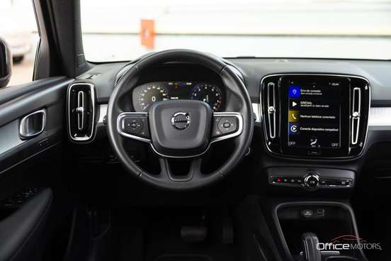 VOLVO-XC40-2019
