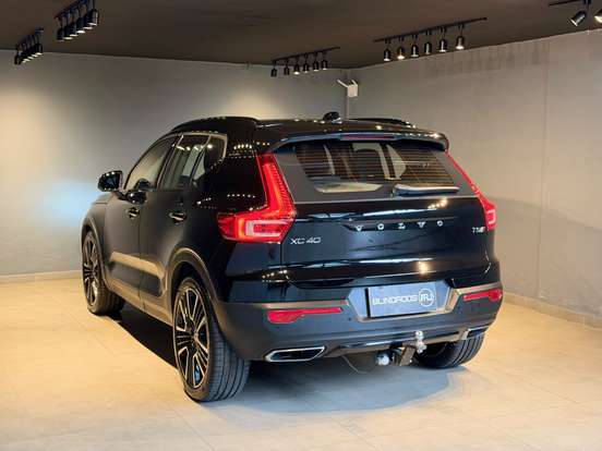 VOLVO-XC40-2019