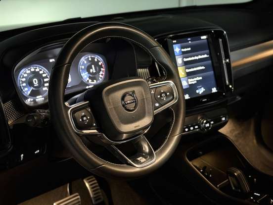 VOLVO-XC40-2019