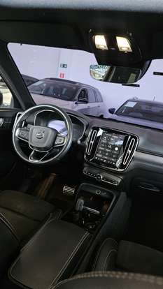 VOLVO-XC40-2021