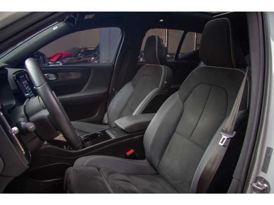 VOLVO-XC40-2023