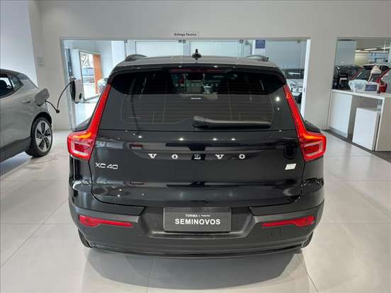 VOLVO-XC40-2022