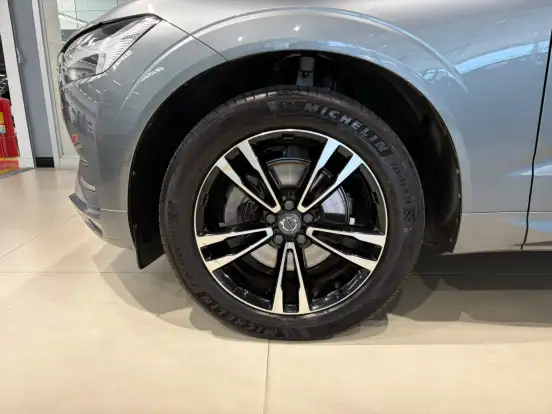 VOLVO-XC60-2.0 T5 GASOLINA MOMENTUM AWD GEARTRONIC VOLVO-XC60-2018
