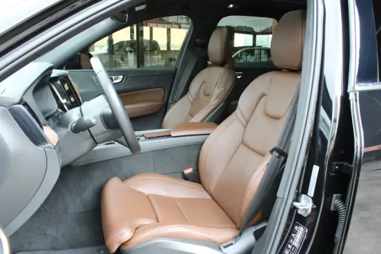 VOLVO-XC60-2021