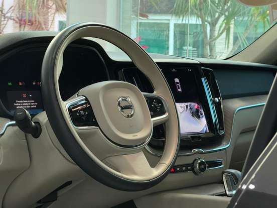 VOLVO-XC60-2024