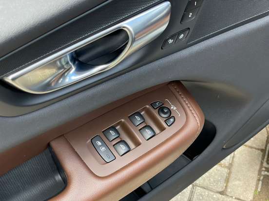 VOLVO-XC60-2023