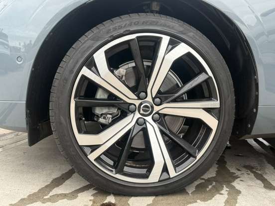 VOLVO-XC60-2022