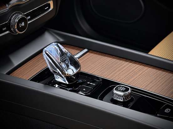 VOLVO-XC60-2024